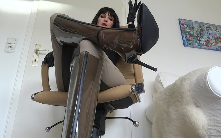 Lady Victoria Valente: But kasut tumit tinggi yang jelas