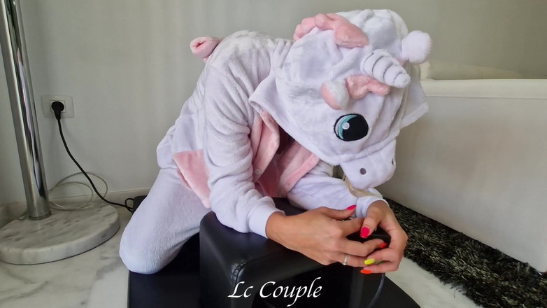 LC couple: Söt amatör MILF i enhörningsdräkt med sin sybian sexmaskin - två...