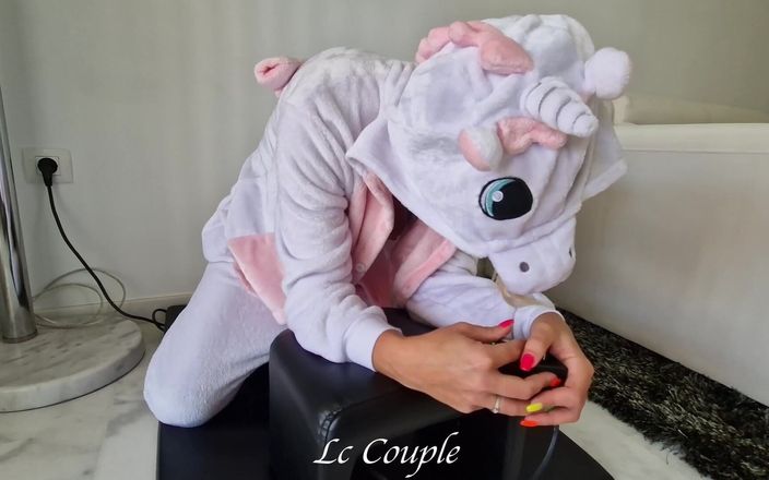 LC couple: Linda milf amateur en traje de unicornio con su máquina...