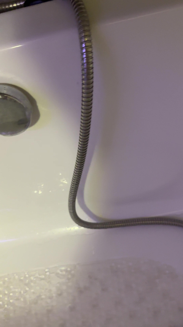 SweetLucy96: Déshabillée dans la salle de bain