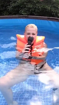 Juego de vibra de chaqueta de vida en la piscina