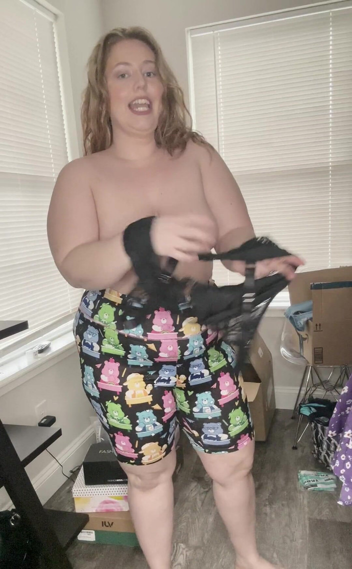 KinkyKatie: Примірка нових речей!