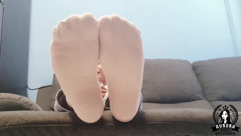Queen Aurora: 害羞的亚洲女孩在咖啡休息时脱下袜子