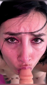 Ich masturbiere im Videoanruf für meinen Freund