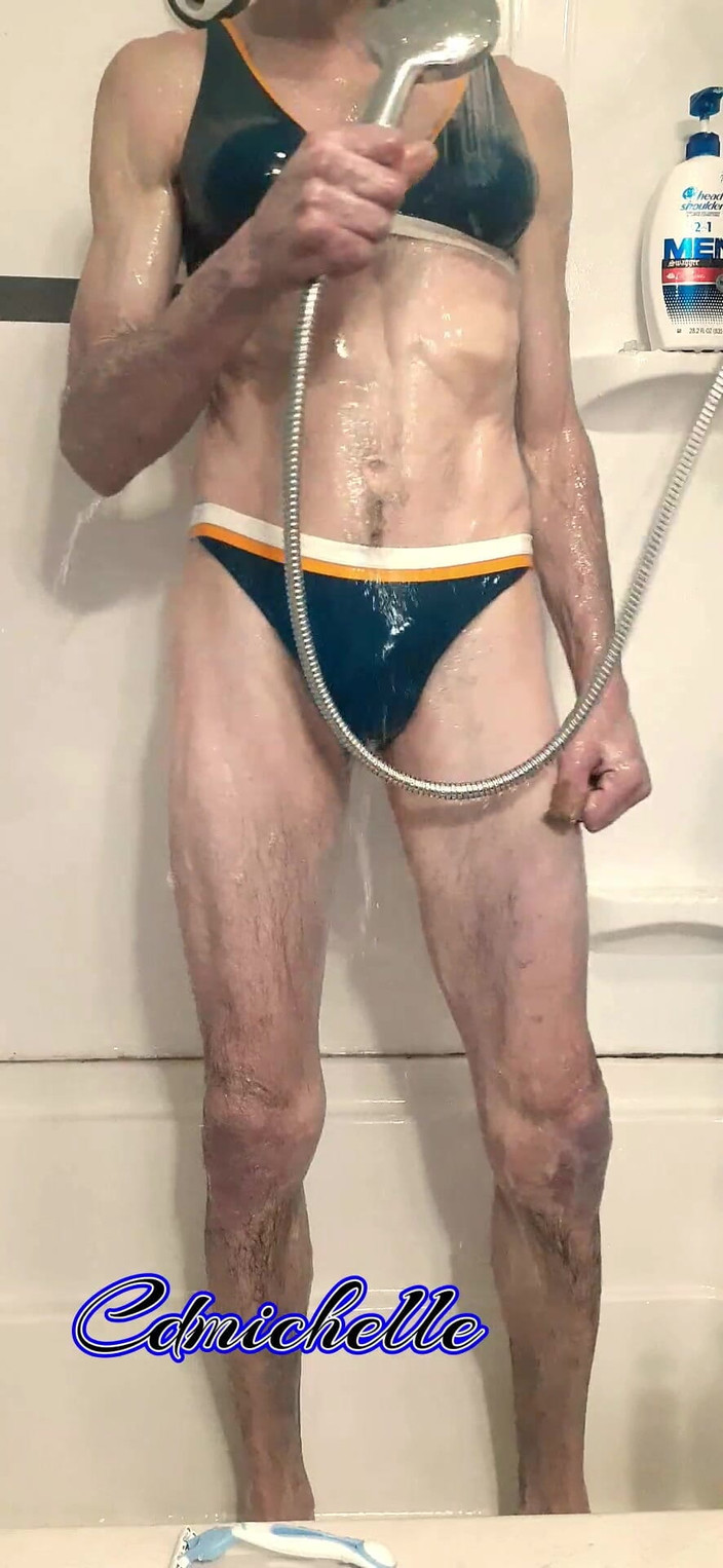 Crossdressers Cd Michelle wearing sexy lingerie: 파란색 투피스 수영복을 입은 크로스드레서 Cdmichell