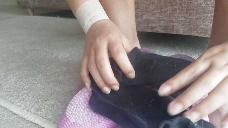 Footlicious3: Je crache sur mes chaussures. Des chaussettes noires puantes, coquines...