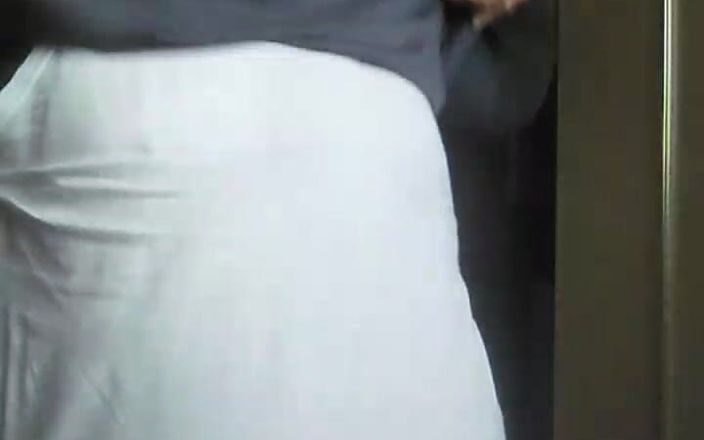 Setesesso7: Davide, während einer Live-Show ruft einen versauten freund von ihm...