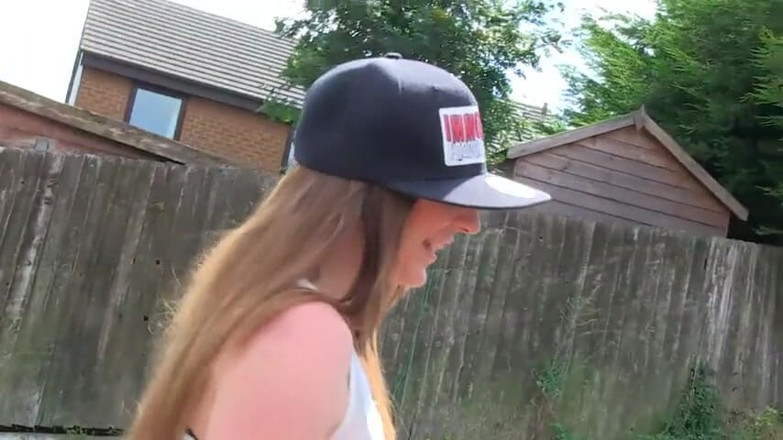 German amateur - 100% German hardcore videos: Грудаста брюнетка писяє на відкритому повітрі перед камерою