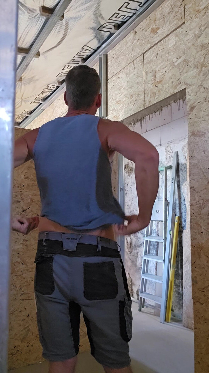 Chris_snoopy_91: Une journée torride sur le chantier, partie 7/9, doigtage, pipe avec...