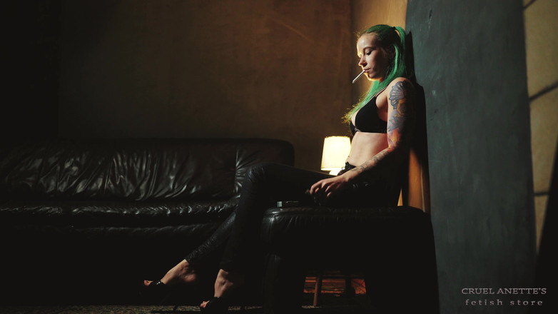 Cruel Anettes fetish world: Bersendirian Selepas Hari Panjang