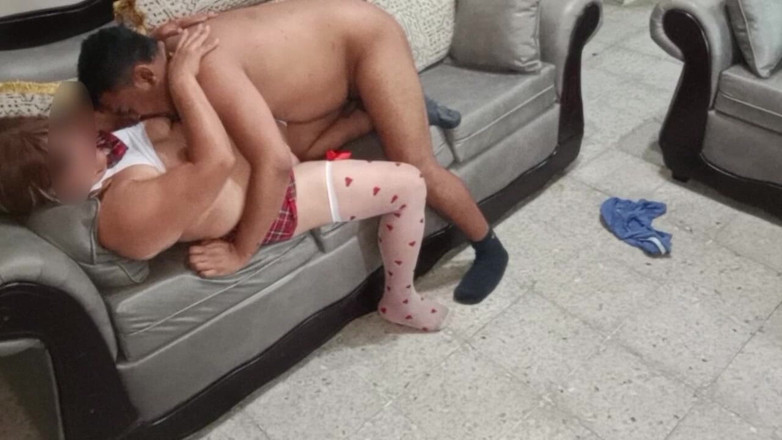 Sofixxx: Rijpe oma kleedt zich aan als studentenmeisje om haar fantasie...