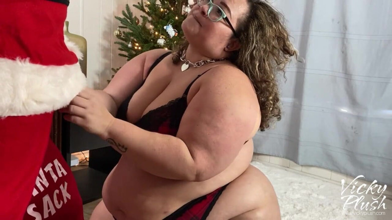 Vicky Plush: Santa eats my pussy instead of cookies
