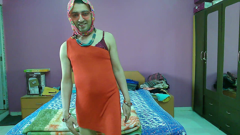 Cute & Nude Crossdresser: Crossdresser banci seksi Sweet Lollipop sebelum pertunjukan kamera web.