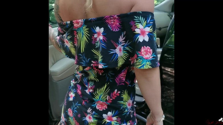 Wet Kelly: Мілфа любить мочитися в лісі