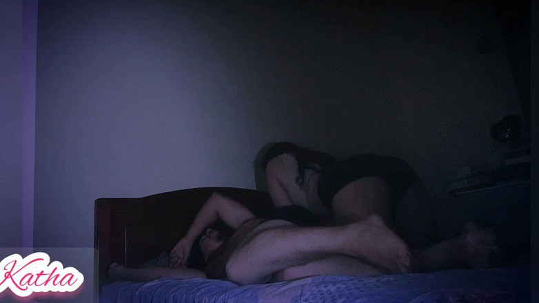 katha: 继兄弟进入他继妹的房间，他们做爱