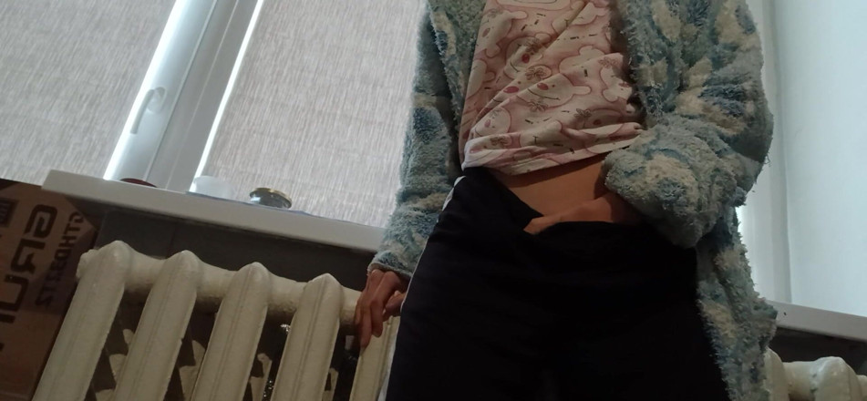 Lesbian-candys: Eine schlanke brünette in einem bademantel masturbiert nach der universität...