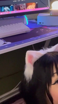 Gamer girl dá boquete debaixo da mesa