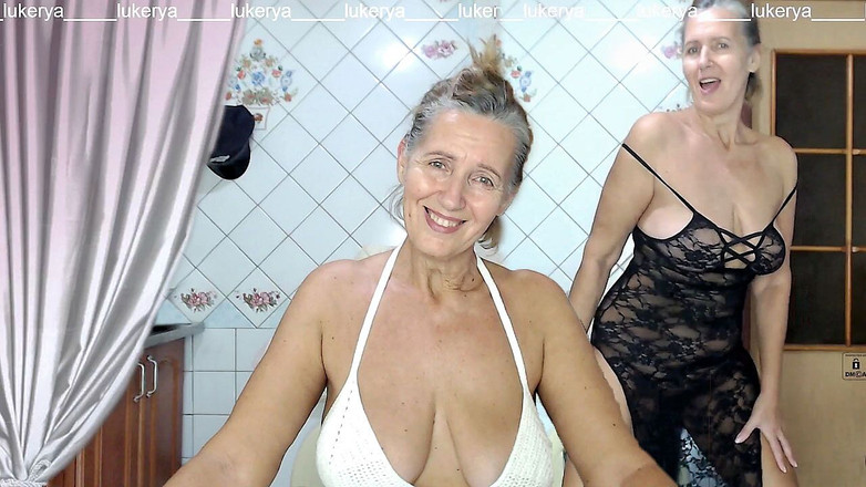 Lukerya: Lukerya thích những chiếc váy công khai và da đen và...