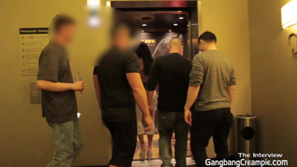 Aziani: Ashton se pregătește pentru sex în grup la Vegas cu interviu