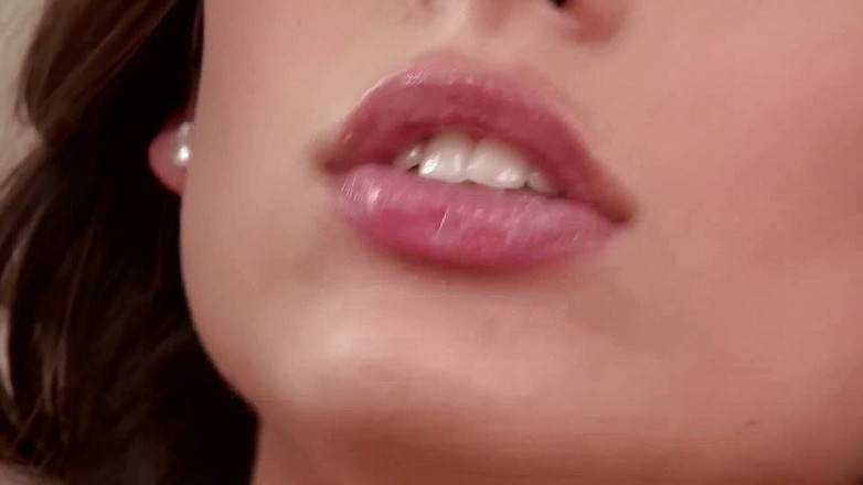 Lesbian Stories: Cewek-cewek rambut pirang dan rambut cokelat saling muasin memek satu...