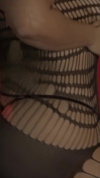 Saraboom tanzt und masturbiert mit einem riesigen Dildo, perfekt zu ihrem riesigen Hintern und ihrer Muschi