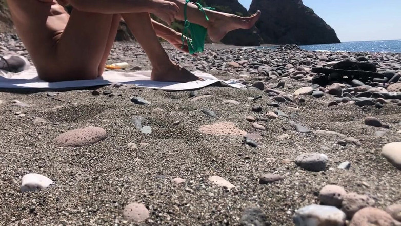 Mistery Alice: Une petite amie exhibitionniste se déshabille complètement à la plage et écarte...