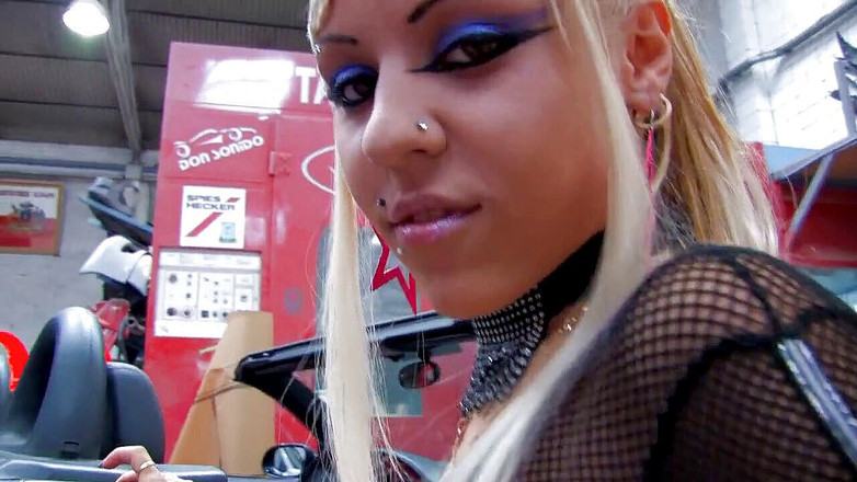 Horny Two really wet MILFs: 운동화에서 따먹히는 섹시한 금발