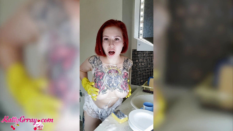 Katty Grray: Curva cu părul roșcat își mângâie corpul pe ea
