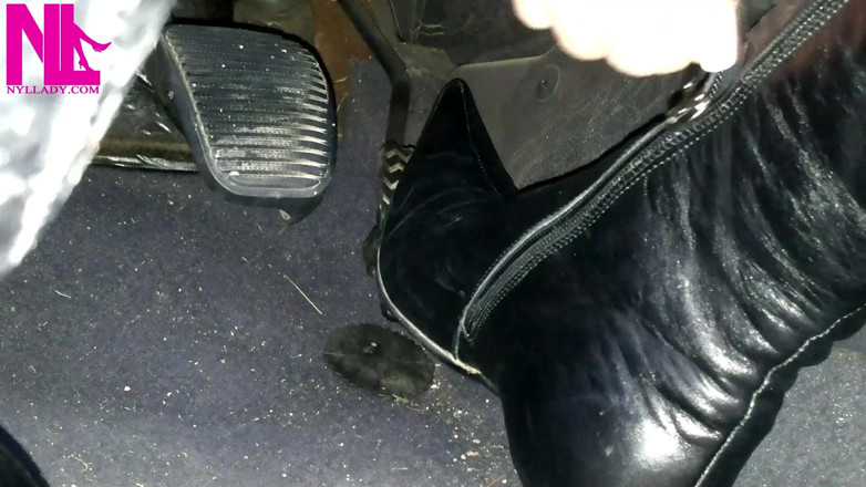 Nyllady: Bombeo de pedal y descomprimido mis botas de cuero negro