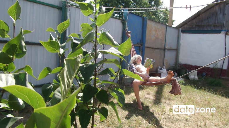 Datezone: Si blonde Platinum sebenar membaca buku dan melancap di luar...