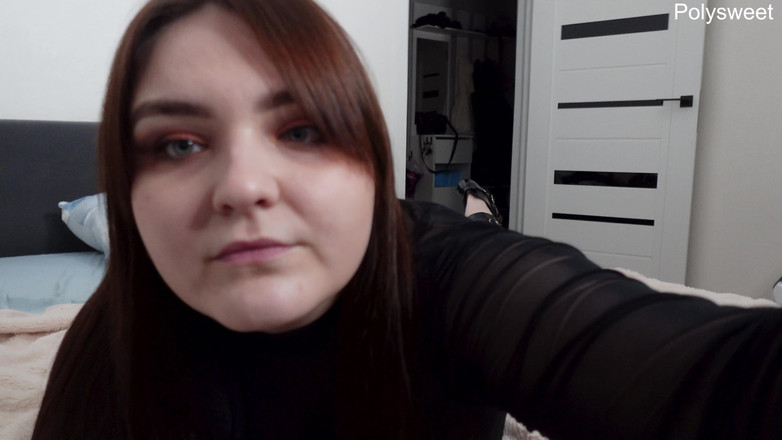 Polly Sweet: Neden benden böyle giyinmemi istedin ve şu anda ne yapıyorsun)