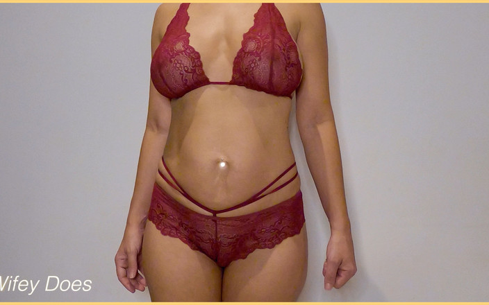 Wifey Does: Дружина носить сексуальну червону білизну своїми ідеальними цицьками