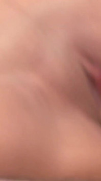 Remaja berambut coklat memberikan blowjob kepada lelaki bertuah