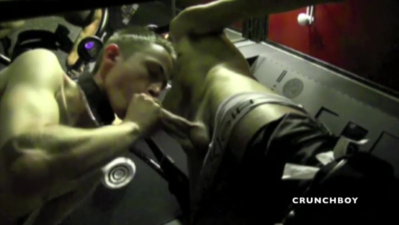 Crunch Boy: Ošukaná sexy twink v praku