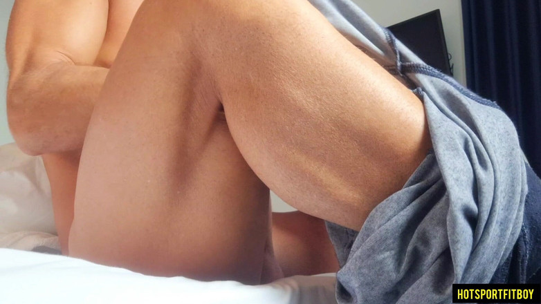 Hotsportfitboy: Riskabelt runk i hotellrummet