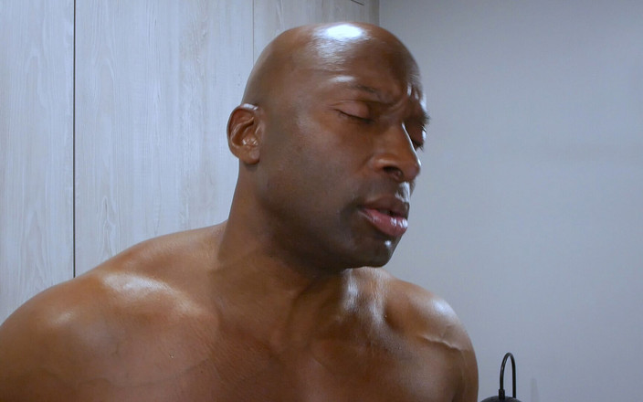 Vision X Studios: Черный хуй с большой елдой спаривается с лучшим другом сына