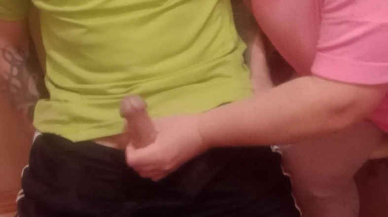 Zona901: A woman jerks off my cock close up