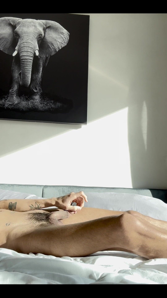 arabeputo: मैं धूप सेंकने आया था, गर्मियों में यूरोप में यहाँ आ गया है