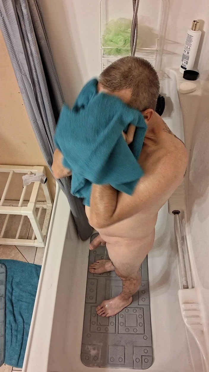 DubeSnackes: Dubesnackes, Pamer Waktu Dan Menyabuni Dan Menggosok Tubuh Seksinya.