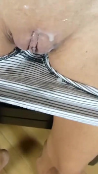 Fa sesso in piedi con una sborrata nelle sue mutandine