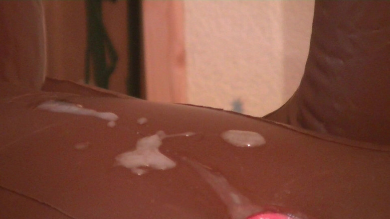 Mark Hannes: Black Sexdoll Fuck Masturbace s výstřikem na břicho