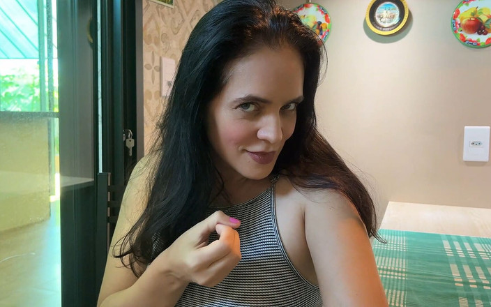 Mila Red Rabbit: 彼が私の裸足を眺めている間、私は彼をピクピクさせました