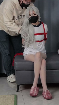 Ma jolie copine en bas blancs et cheveux blancs a joué à des jeux de bondage avec moi, marchant les mains attachées et les menottes sur mon