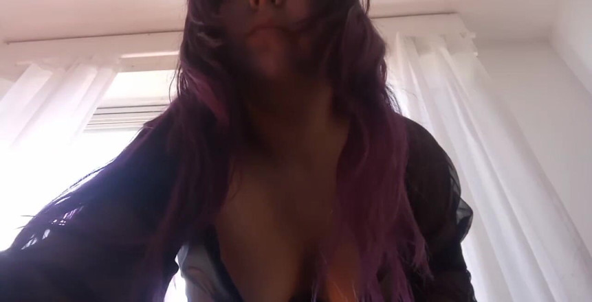 Reyna Tirana: 第一人称视角：你是我的相机，我会在你面前自慰