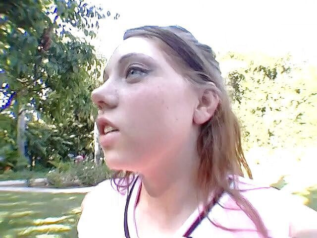 Tight little babes: Deux pom-pom girls mignonnes à la chatte parfaite font un trio...