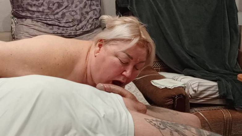 Zona901: Hàng xóm thích đưa con cu xuống cổ họng của cô ấy...