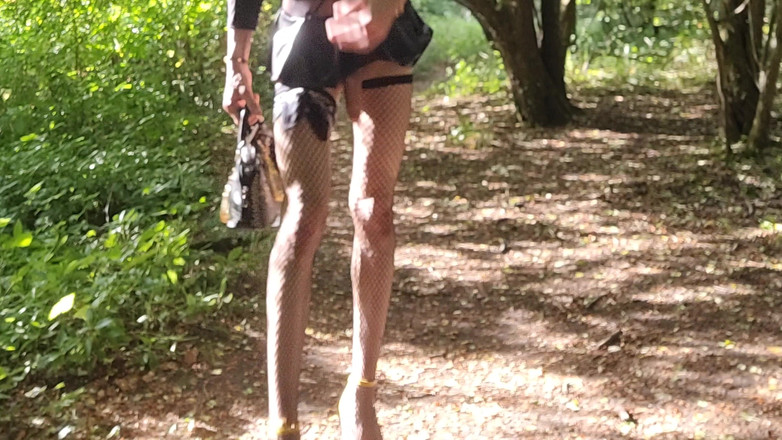 VaneSsa BiTCHx: Pameran kaki 4 di hutan, sedikit menggoda untuk mencari. Cumslut P...