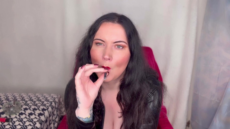 MissFFW: Hoa hậu ffw thích điếu thuốc