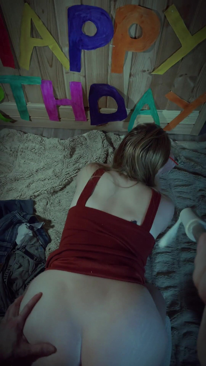 SweetAndFlow: POV : 손님 근처 파티에서 생일 소녀를 따먹어