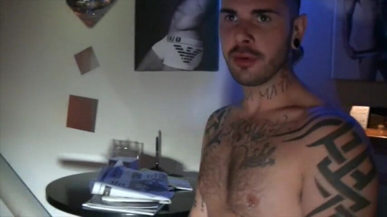Gaybareback: Najlepszy facet z tatoo pieprzy geja w barze
